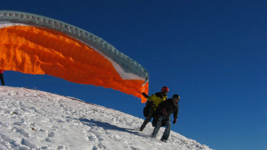 Tandemfliegen im Winter beim Skiurlaub